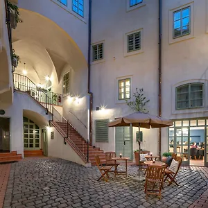 https://blue-oak.praguehotelsweb.com